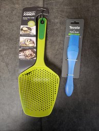 Scoop Colander And Pastry Brush B1