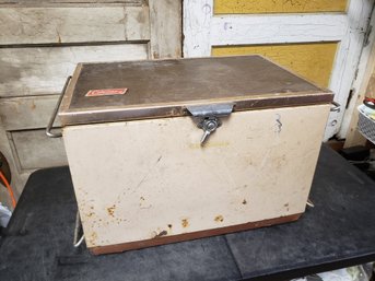 Vtg Metal Coleman Cooler A4