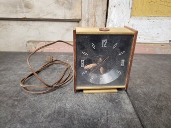 Vtg Metal And Wood Clock H2