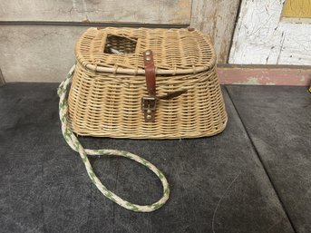 Vtg Fishing Basket (D2)