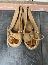 MinnetTonka Shoes Size 5.5 (a3)
