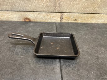 LODGE Cast Iron Skillet (c1)