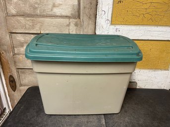 Rubbermaid Storage Tote (C1)
