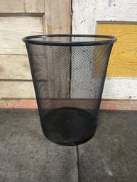 Metal Trash Can (g2)