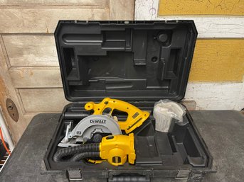 DEWALT 18V Or 20V MAX 6-1/2 In. Cordless Circular Saw &  Blade, Auxiliary Handle, And Manual (g4)