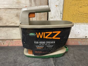 Scotts Wizz Year-round Spreader D2