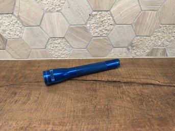 Mini Maglite 2-Cell AA Handheld Flashlight A2