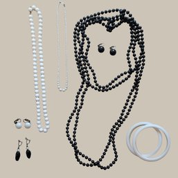 B&W Beaded Jewelry Lot (8M)