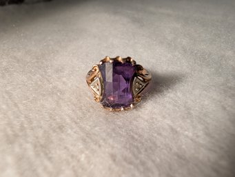 10K Ring With Amethyst - 4 Grams 10k Gold (lot 32M)
