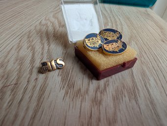 4 Travel Theme Pins (13M)