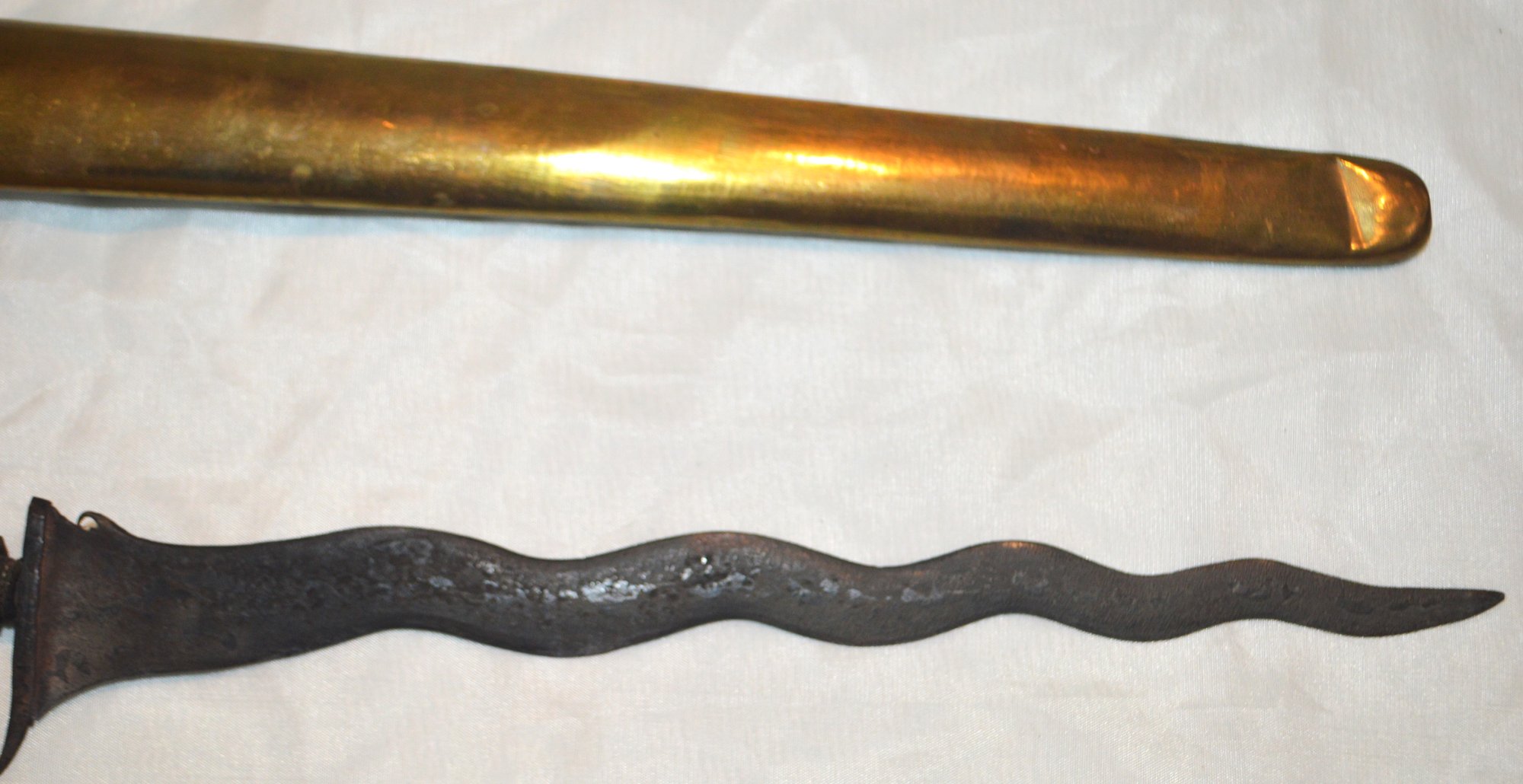 インドネシア伝統武器 クリス（Keris）古式／波刃／木製鞘付き 九州国立博物館 | 収蔵品データベース | クリス
