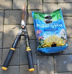 Fiskars Hedge Shears 24' Garden Trimmer & Miracle-Gro Moisture Control Potting Mix 8 Qt