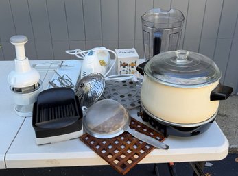 Vintage West Bend Electric Slow Cooker & Kitchen Appliance Lot- NutriBullet, Hamilton Beach, Pampered Chef