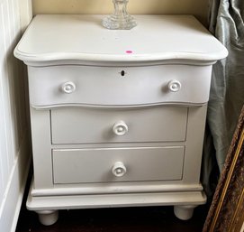 Stanley Furniture White 3 Drawer Nightstand Bedside Chest With Locking Top Drawer 26.5'