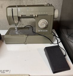 Singer HD-105 Heavy Duty Sewing Machine With Foot Pedal & Original Box