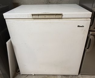 Wood's C07HDA White Chest Freezer - Made In Canada