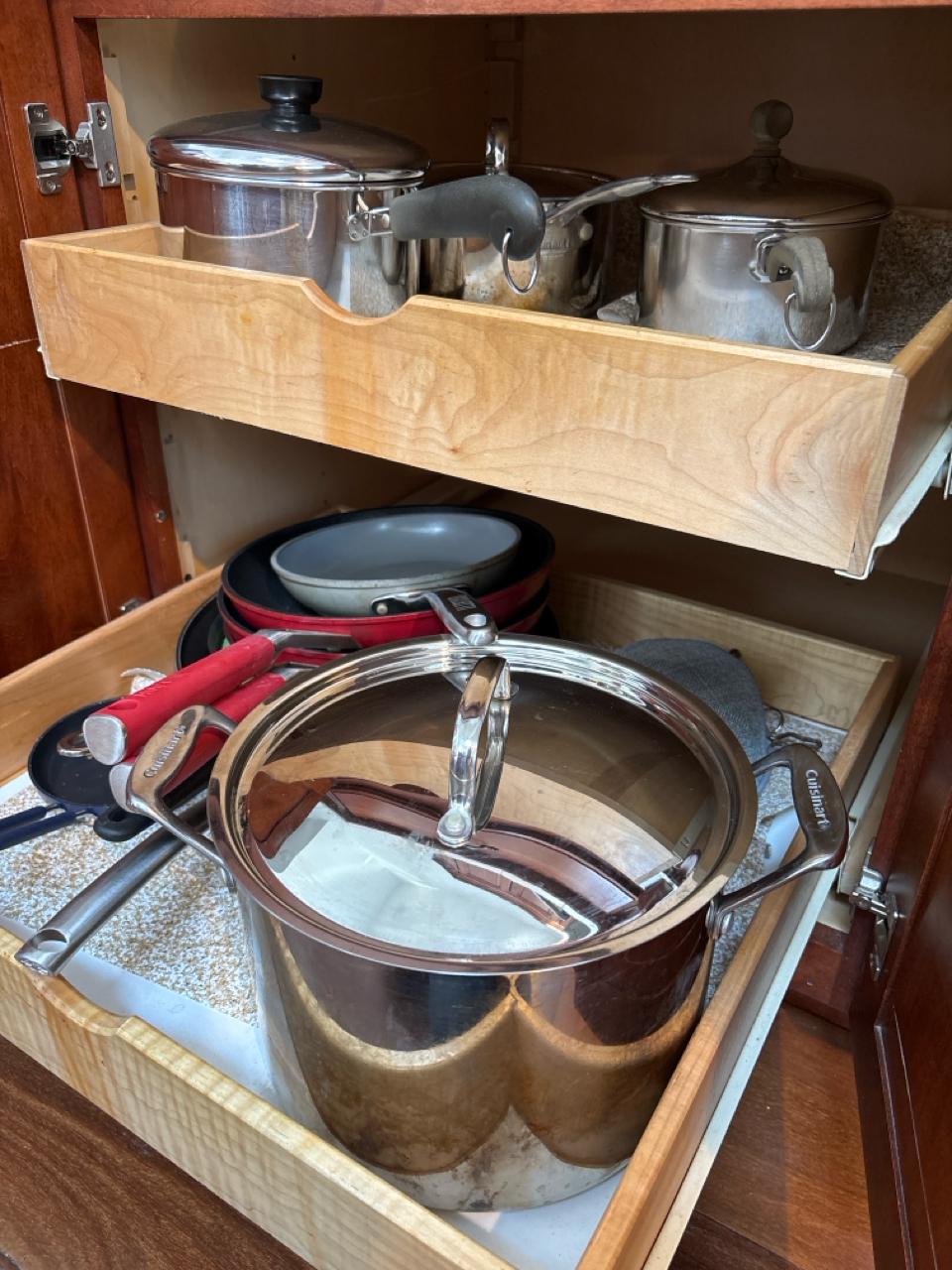 Assorted Pots And Pans Lot (Kitchen) #128684 | Auctionninja.com