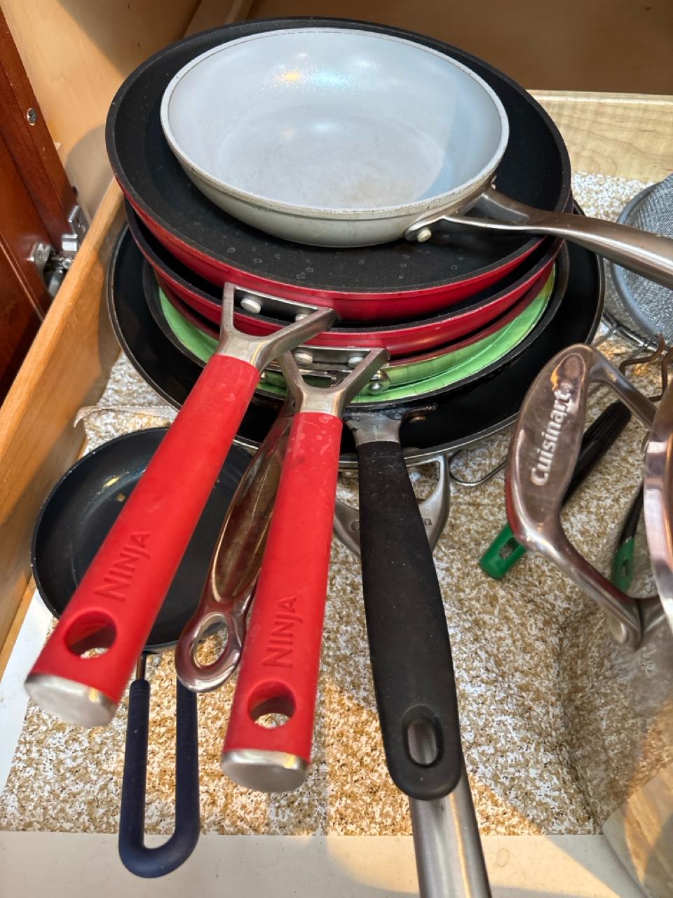 Assorted Pots And Pans Lot (Kitchen) #128684 | Auctionninja.com