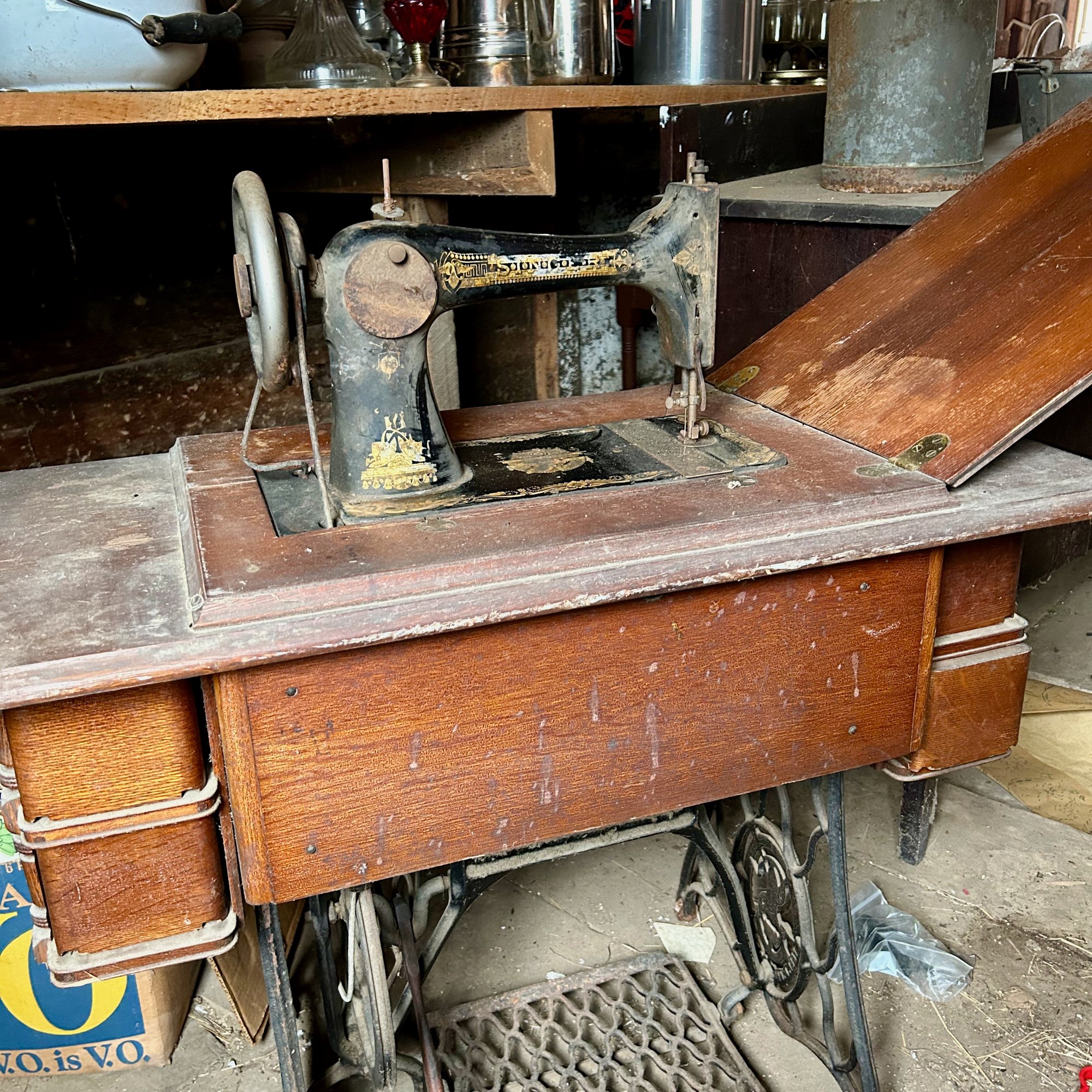 Antique Singer Sphinx Sewing Machine 127 (1891-1905) With Cast