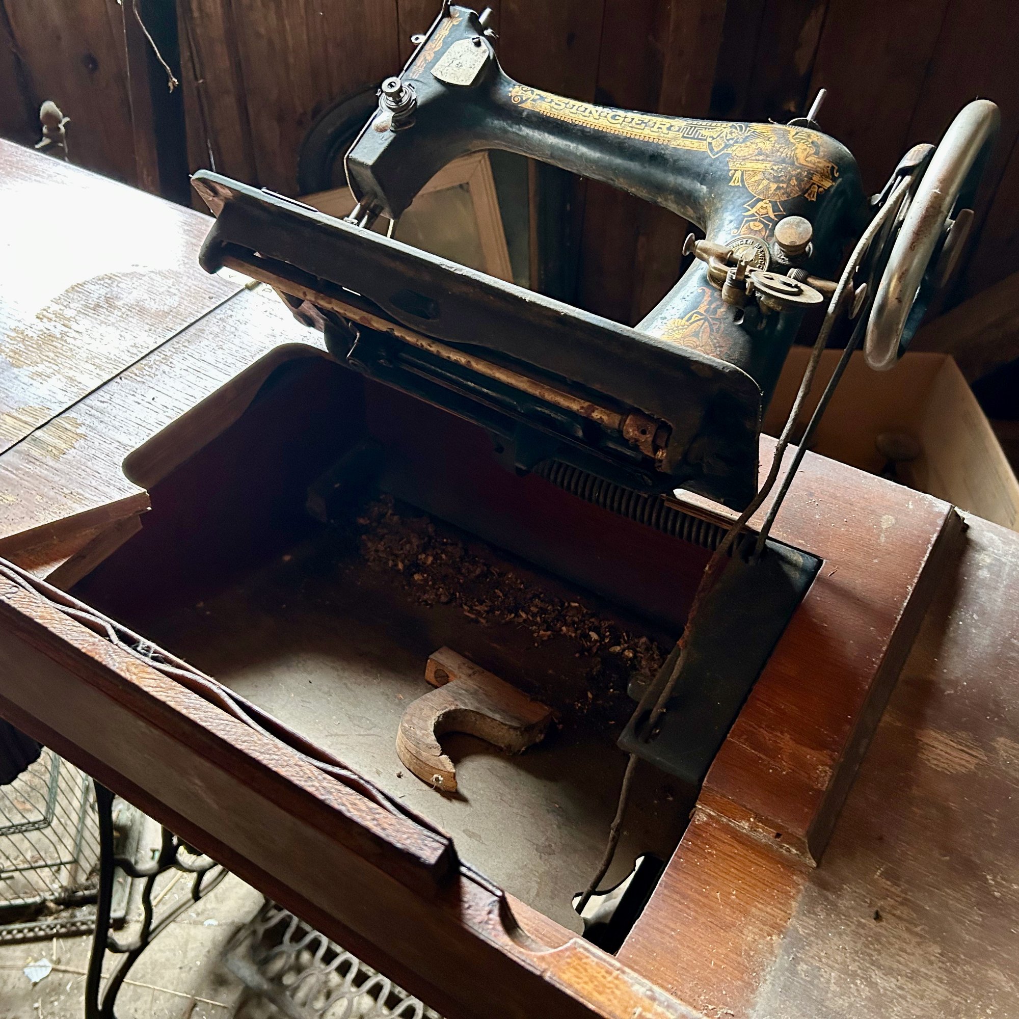 Antique Singer Sphinx Sewing Machine 127 (1891-1905) With Cast