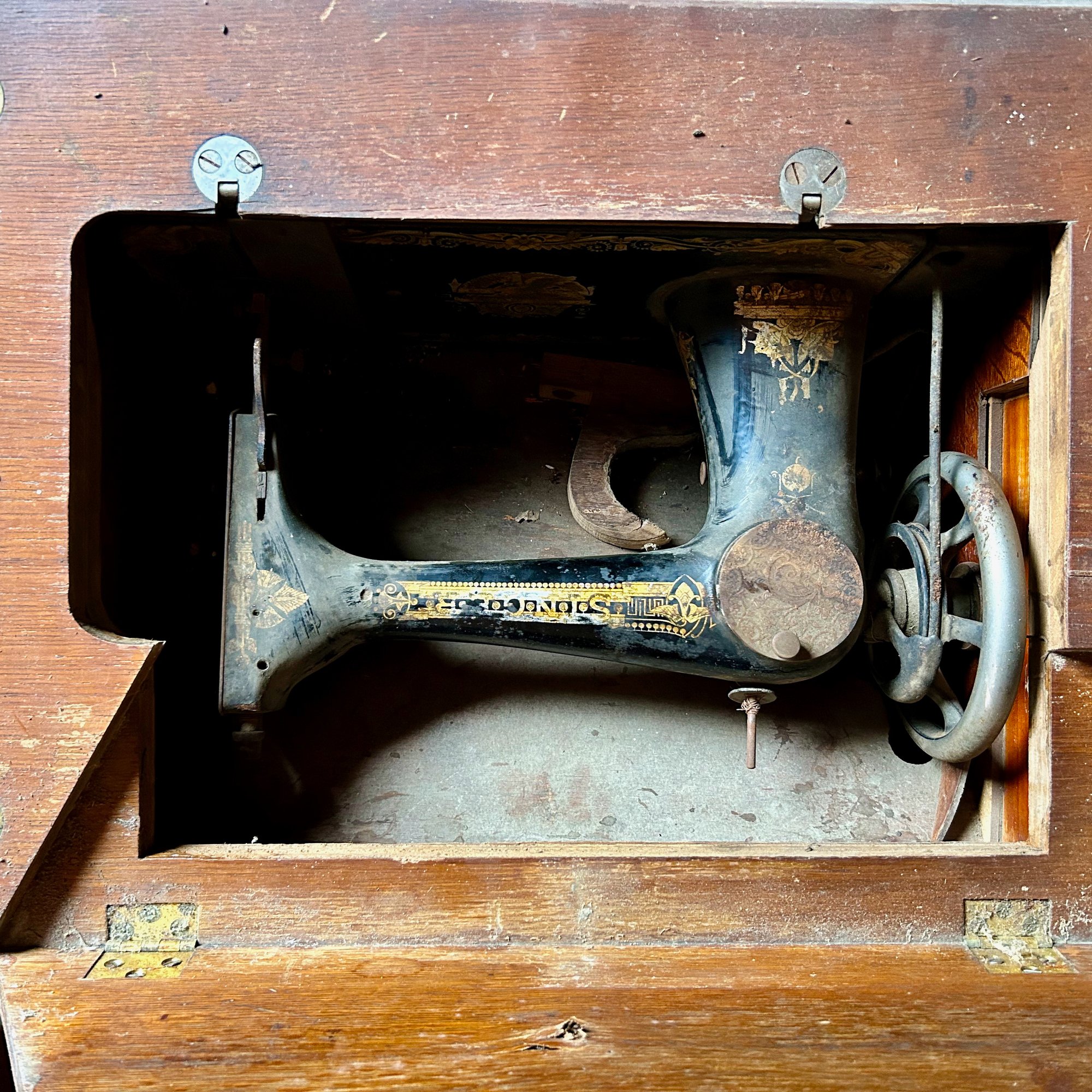 Antique Singer Sphinx Sewing Machine 127 (1891-1905) With Cast
