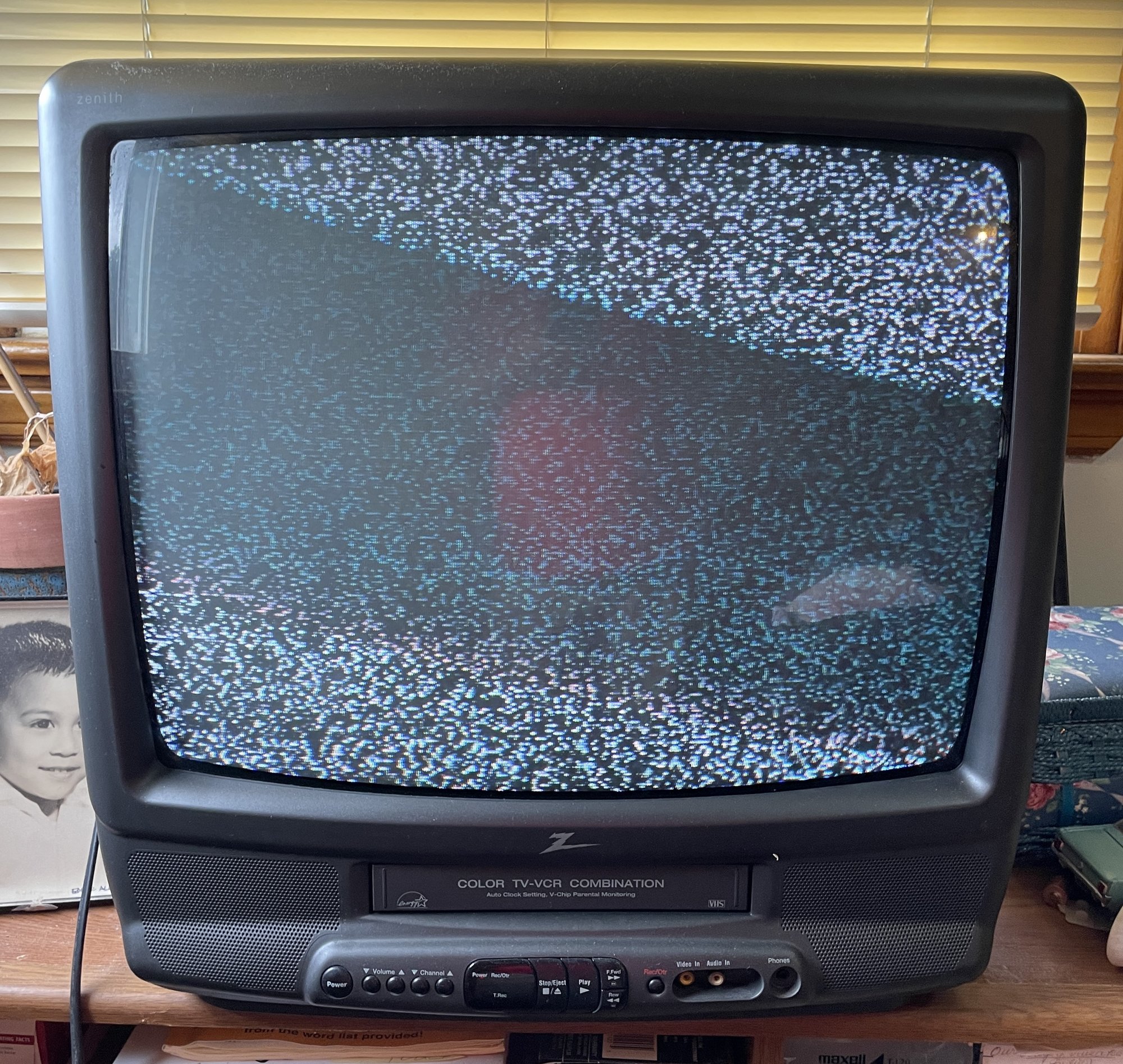 R　テレビ ZENITH 19 INCH COLOR CRT TV-VCR COMBO #11554 | Auctionninja.com