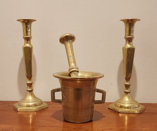 VINTAGE BRASS APOTHECARY PESTLE AND MORTAR AND A PAIR OF BRASS CANDLESTICK HOLDERS