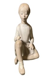 LLADRO PORCELAIN FIGURINE 'GIRL WITH FLOWER'