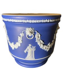 VINTAGE GRECO ROMAN WEDGWOOD ENGLAND COBALT BLUE AND WHITE CLASSICAL JASPERWARE CACHEPOT