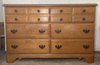 VINTAGE COLONIAL STYLE HEIRLOOM GLASS TOP 6 DRAWER MAPLE DRESSER