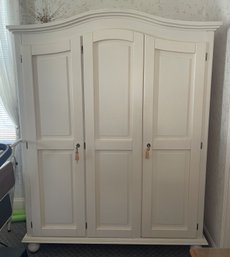 3 DOOR CLASSIC WARDROBE WITH ADJUSTABLE SHELVES ON LEFT SIDE AND HANGING ROD ON RIGHT