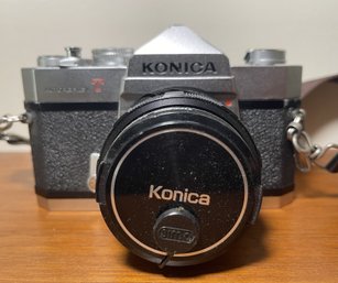 VINTAGE KONICA AUTOREFLEX 35MM CAMERA WITH HEXANON 57MM LENSE