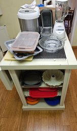 R3 Cooks Collection To Include SKG Automatic Breadmaker, Oster Blender, Pyrex With Lids And Misc Baking Items
