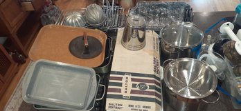 R3 Kitchenware Lot Roasting Pans, Racks, A Salton Hot Tray With Box