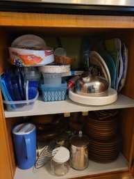 Rm7 Various Kitchen Items Including Teak Serving Dishes, Teak Plates, Paper Plates, Plastic Containers, Pitc