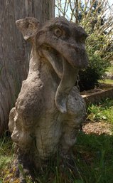 R00 Gargoyle-style Garden Statue. Decorative Outdoor Garden Statue Featuring A Gargoyle-style Fantasy