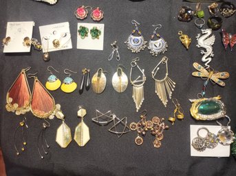 R1 Multi-Piece Fashion Jewelry Lot With Vintage Gold Display Hand