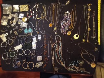 R1 Fashion Jewelry Collection With Assorted Ring Sizes 4-8.5 Includes: - Bagged Collection Of Rings Labeled Fo