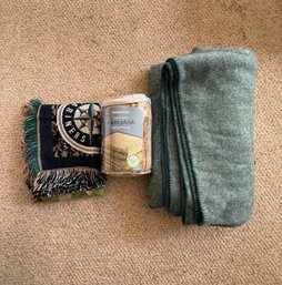R1 Lot Of King Size Teal Woolen Blanket, Heated Throw, And 4x5' Seattle Mariners Throw