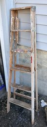 R0 6' Wood Step Ladder