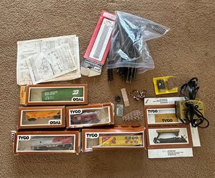 R3 Vintage TYCO HO Scale Train Cars, Track & Accessories Lot