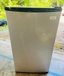 R0 Magic Chef Mini Refrigerator
