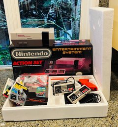 R1 Original Nintendo NES Entertainment System Zapper Gun Two Controllers And One Game R.C Pro AM