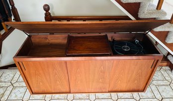 R1 Barzilay Cabinet  With 6200 Belt Driven Multiplay Turntable And Marantz Stereophonic Receiver Model 2015