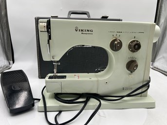 R2 Husqvarna Viking Model 3230 Sewing Machine With Case