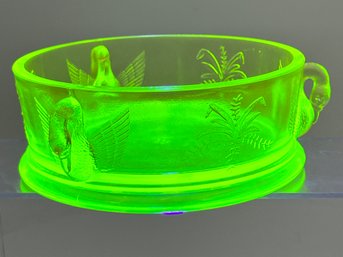 R4 Westmoreland Vaseline Uranium Glass Swan Bowl