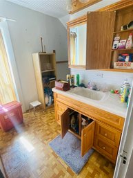 R9 Bathroom Lot To Include Cleaning Supplies, Cleansers, Towels, Shelving And Other Supplies