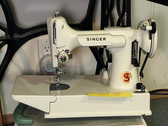 R9 Vintage Singer Sewing  Machine With Carry Case. Empty Wood Sewing Box.