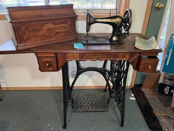 R9 Singer Treadle Sewing Machine  27-4