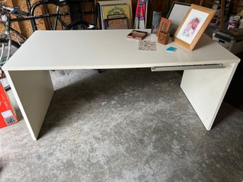 R0 Large Smooth Surface Desk With Pull Out Tray And Accessories